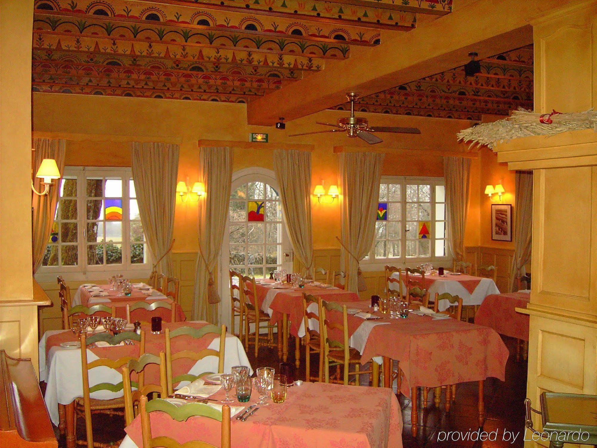 Auberge Des Chasseurs Echenevex Restoran gambar